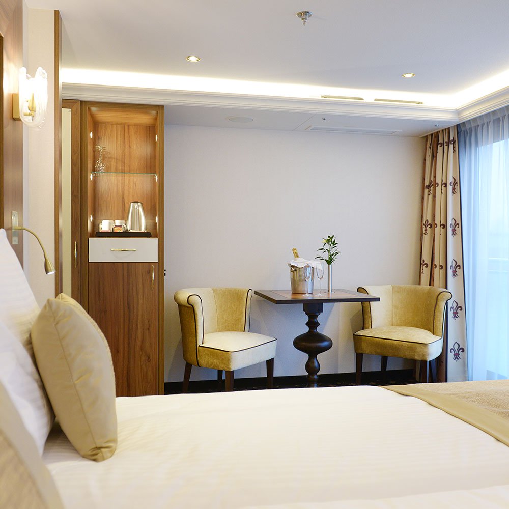 lord Bryon Deluxe Suite.jpg